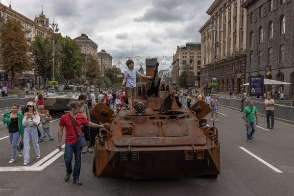 Παιδί σε τανκ στο Κίεβο