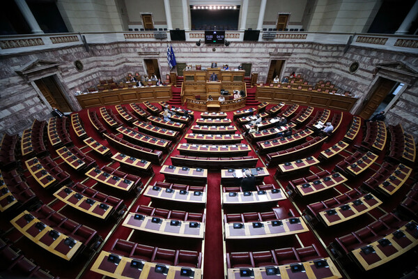 Παρακολουθήσεις: Live η συζήτηση των πολιτικών αρχηγών στη Βουλή