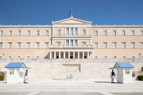 Παρακολουθήσεις: Στη Βουλή σήμερα η «μάχη» των πολιτικών αρχηγών