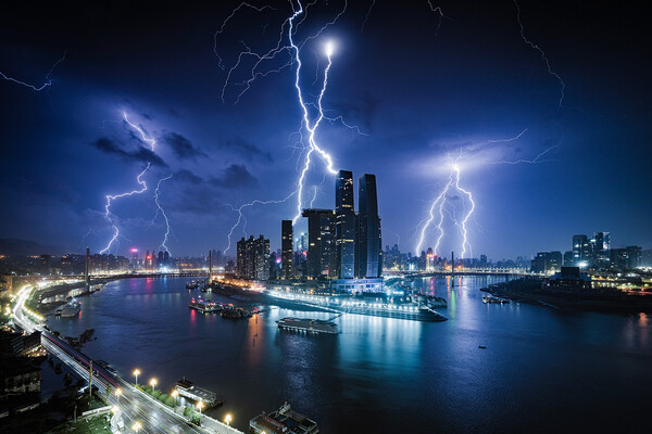 Weather Photographer of the Year: Μαγικά ουράνια τόξα, κεραυνοί και ακραία καιρικά φαινόμενα