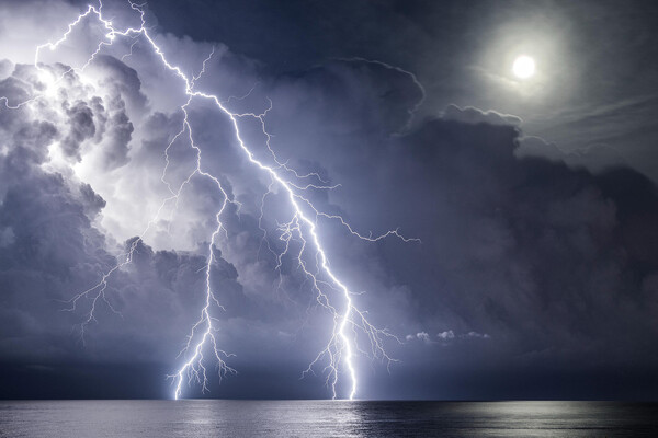 Weather Photographer of the Year: Μαγικά ουράνια τόξα, κεραυνοί και ακραία καιρικά φαινόμενα