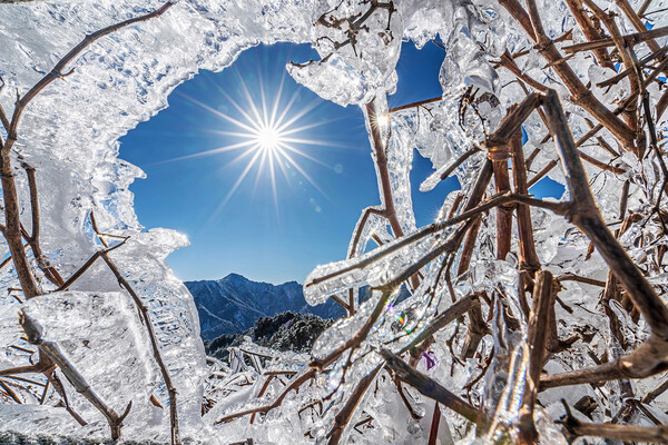 Weather Photographer of the Year: Μαγικά ουράνια τόξα, κεραυνοί και ακραία καιρικά φαινόμενα