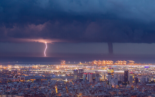 Weather Photographer of the Year: Μαγικά ουράνια τόξα, κεραυνοί και ακραία καιρικά φαινόμενα