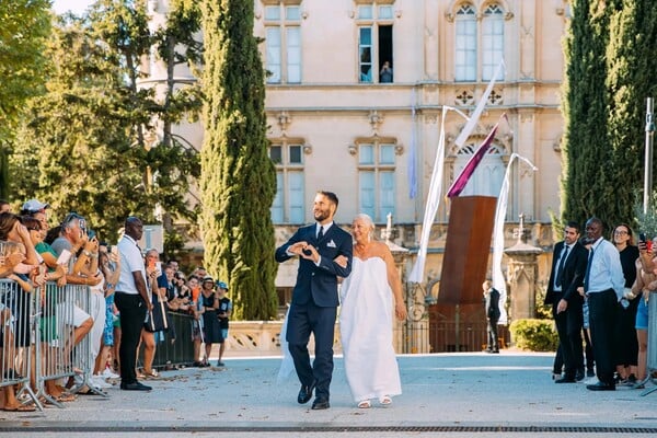 Simon Porte Jacquemus και Marco Maestri παντρεύτηκαν και ήταν όλοι ντυμένοι στα λευκά