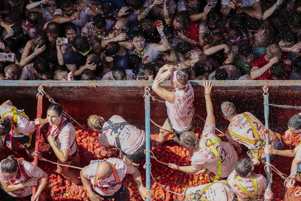 La Tomatina: Η επική ντοματομαχία επέστρεψε στην Ισπανία -Όλα βάφτηκαν κόκκινο