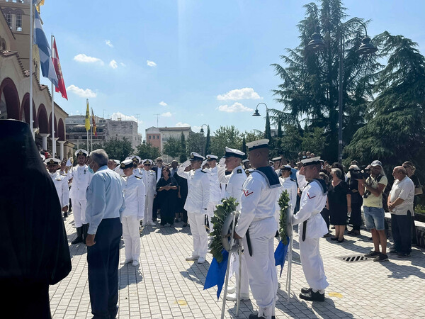 Λάρισα: Με στρατιωτικές τιμές κηδεύτηκε η 19χρονη ναυτική δόκιμος