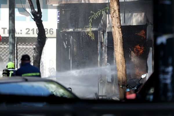 Εκρήξεις και φωτιά στην Αχαρνών: Πληροφορίες για εγκλωβισμένο, ένας σοβαρά εγκαυματίας