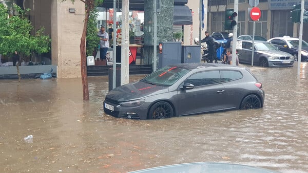 «Άνοιξαν οι ουρανοί» στη Θεσσαλονίκη: Ποτάμια οι δρόμοι	