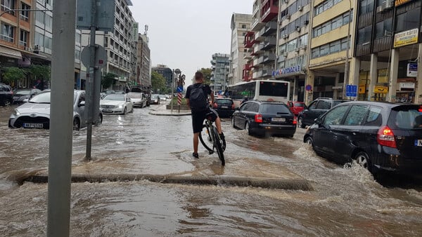 «Άνοιξαν οι ουρανοί» στη Θεσσαλονίκη: Ποτάμια οι δρόμοι	