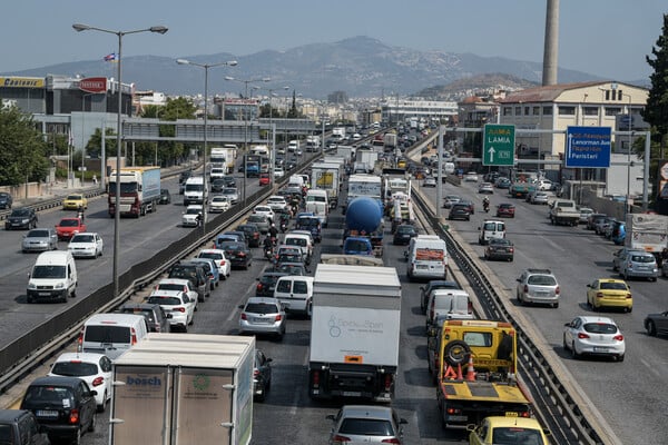 Συμφόρηση στον Κηφισό λόγω τροχαίου - Ουρές χιλιομέτρων στο ρεύμα ανόδου