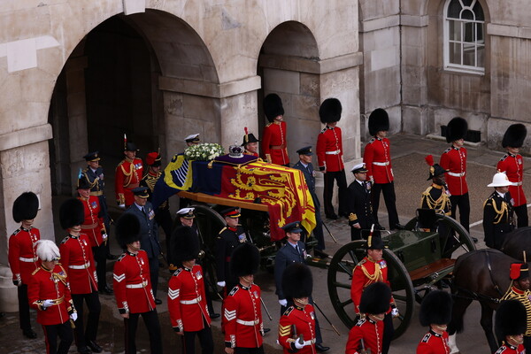 Σε λαϊκό προσκύνημα η σορός της βασίλισσας Ελισάβετ στο Γουεστμίνστερ - Live εικόνα