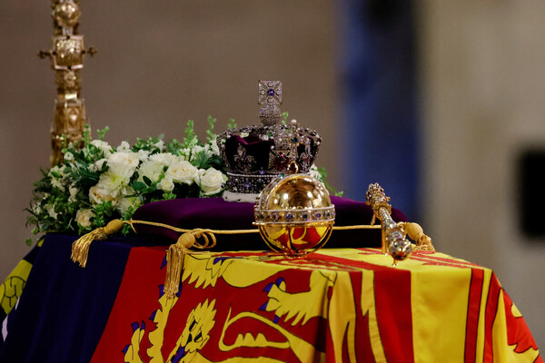 Δύο λεπτά σιγής στη Βρετανία για τη βασίλισσα Ελισάβετ