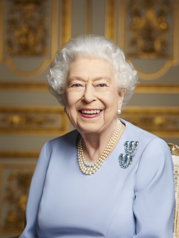 Βασίλισσα Ελισάβετ: Το τελευταίο πορτρέτο της – Με πλατύ χαμόγελο και κοσμήματα συναισθηματικής αξίας