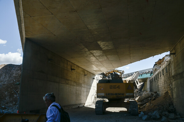 «Υποχώρησε τμήμα υπό κατεδάφιση, μαζί με μηχάνημα»- Η Ολυμπία Οδός για το πώς έγινε το ατύχημα στη γέφυρα
