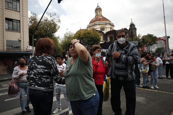 Σεισμός 7,7 Ρίχτερ στο Μεξικό: Πανικός μετά το «χτύπημα» του Εγκελάδου - Αναμένεται τσουνάμι «μικρής έντασης»