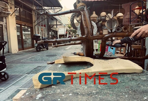 Θεσσαλονίκη: «Αργοσβήνουν» τα θρυλικά «Ξυλάδικα» στην πλατεία Άθωνος