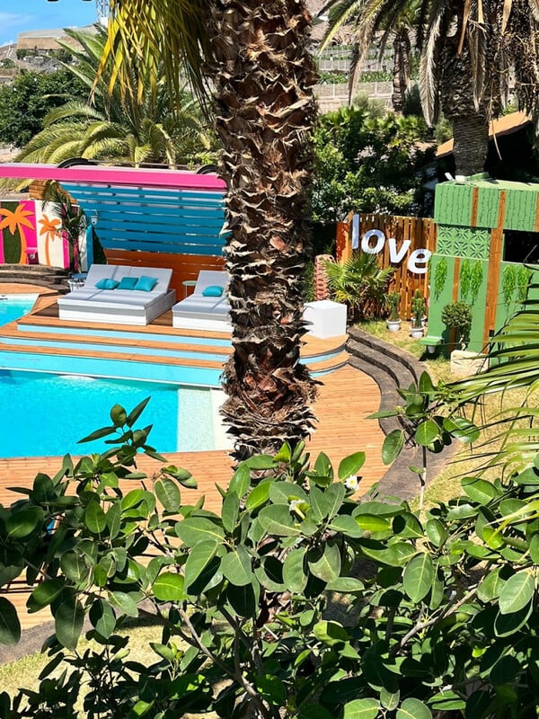 Μέσα στη βίλα του Love Island -1200 τ.μ., με κήπους και θέα στον Ατλαντικό