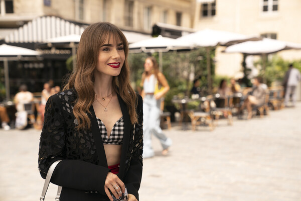 Emily In Paris: Το Netflix αποκάλυψε τις πρώτες εικόνες από την 3η σεζόν