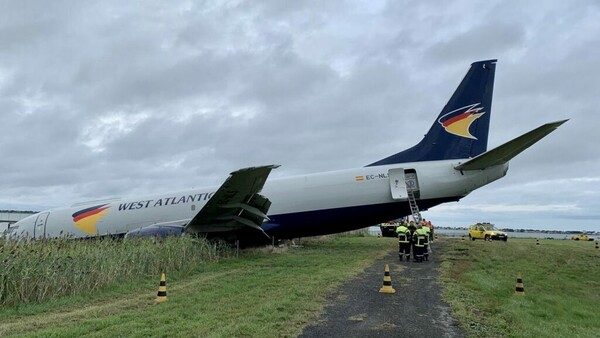 Γαλλία: Ατύχημα με εμπορικό αεροσκάφος - Βγήκε από τον διάδρομο προσγείωσης, κατέληξε στο νερό 