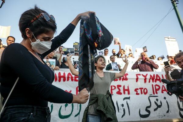 Συγκέντρωση για την Μαχσά Αμινί στο Σύνταγμα- Γυναίκες έκοψαν τα μαλλιά τους