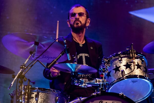 O Ringo Starr παίζει ντραμς