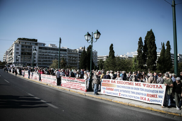 Μαζική συγκέντρωση συνταξιούχων στο Σύνταγμα - Ζητούν αυξήσεις