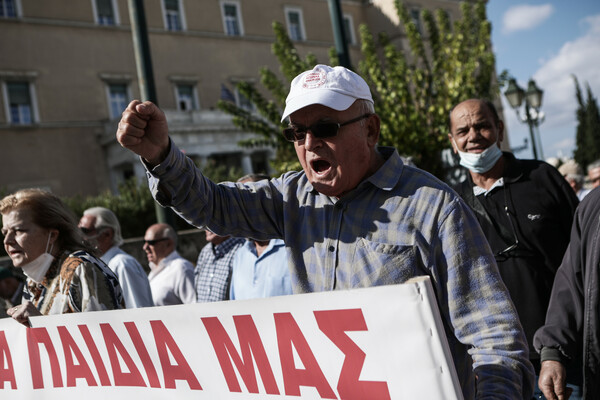 Μαζική συγκέντρωση συνταξιούχων στο Σύνταγμα - Ζητούν αυξήσεις