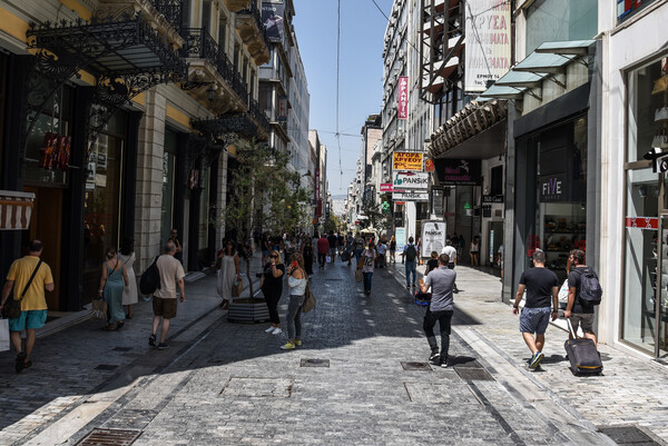 Η κυβέρνηση διαψεύδει τις πληροφορίες για μειωμένο ωράριο στα καταστήματα