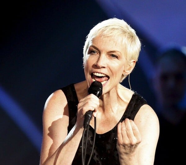 Η Annie Lennox δείχνει το πρώτο της τατουάζ