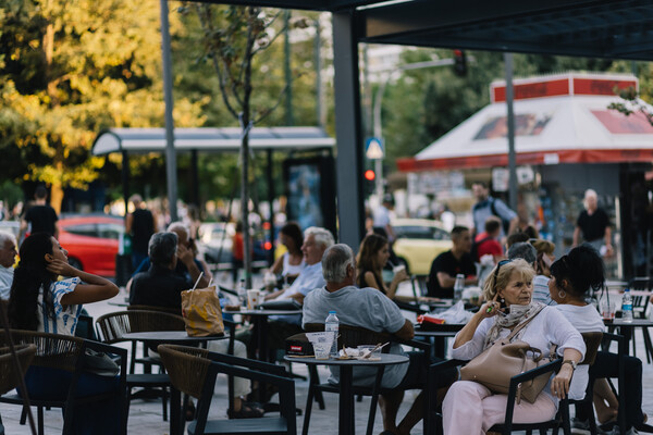 Έχει η Αθήνα περισσότερα τραπεζοκαθίσματα απ’ όσα μπορεί να αντέξει;