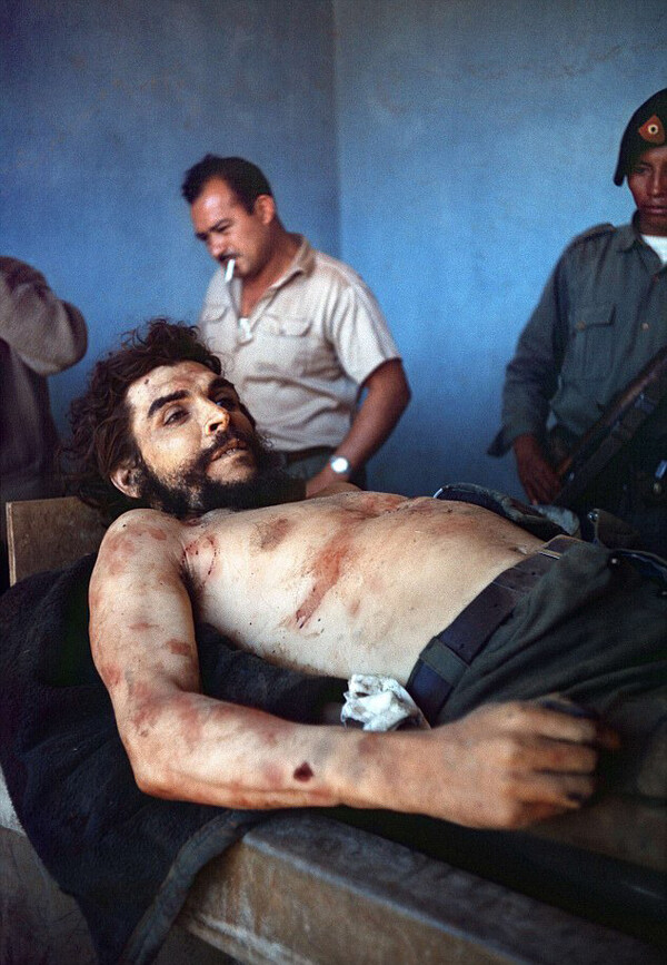 Ο Τσε Γκεβάρα εκτίθεται στο πλυντήριο του νοσοκομείου στο Vallegrande της Βολιβίας, μία ημέρα μετά την εκτέλεση του.