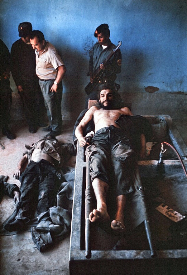 Ο Τσε Γκεβάρα εκτίθεται στο πλυντήριο του νοσοκομείου στο Vallegrande της Βολιβίας, μία ημέρα μετά την εκτέλεση του.