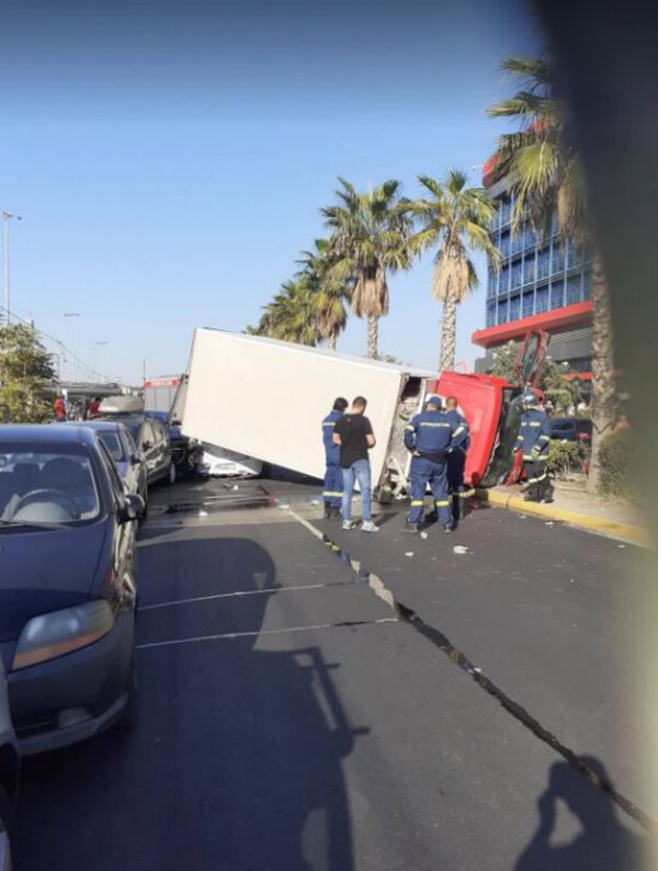 Τροχαίο στην παλιά παραλιακή: Φορτηγό έπεσε πάνω σε σταθμευμένα οχήματα