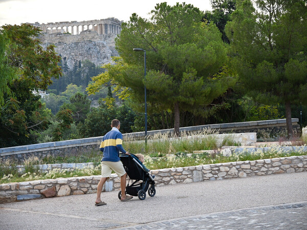 Η πλατεία Θησείου ανακατασκευάστηκε - Μεσογειακά φυτά στην αρχαιολογική «καρδιά» της Αθήνας