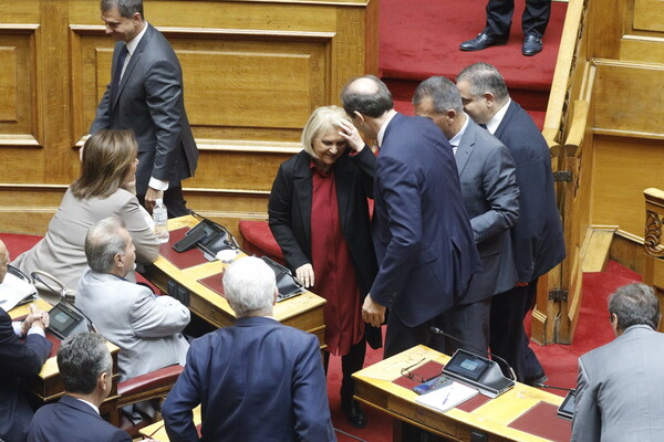 Παραπάτησε η Σοφία Βούλτεψη στη Βουλή -Βουλευτές έσπευσαν δίπλα της να την βοηθήσουν