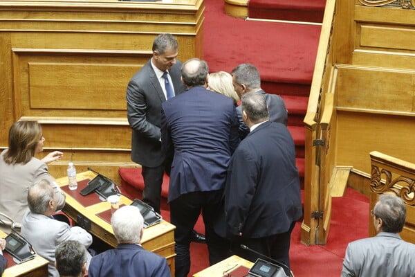 Παραπάτησε η Σοφία Βούλτεψη στη Βουλή -Βουλευτές έσπευσαν δίπλα της να την βοηθήσουν