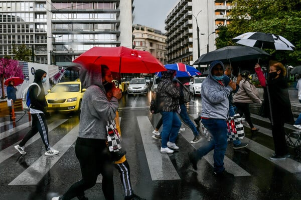 Κακοκαιρία σε όλη τη χώρα: Καταιγίδες και πτώση θερμοκρασίας- Βροχές και στην Αττική