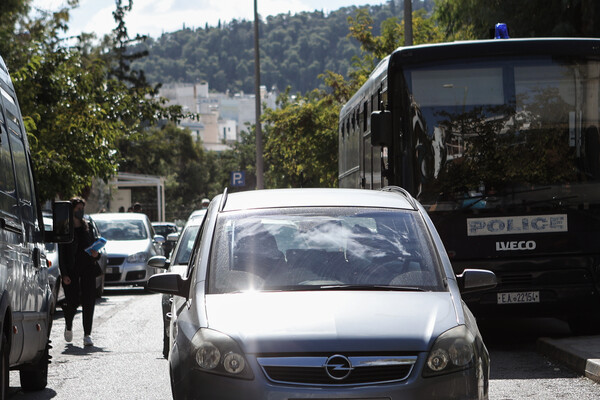 Στην Ευελπίδων οι τρεις κατηγορούμενοι για τον βιασμό της 12χρονης