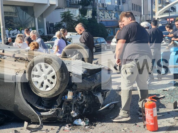 Σοβαρό τροχαίο στη Μεσογείων: Ανατράπηκε αυτοκίνητο - Ένας εγκλωβισμενος, κλειστή η άνοδος 