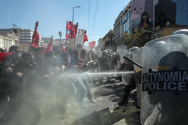 Ξύλο και χημικά σε διαδήλωση φοιτητών στα Προπύλαια