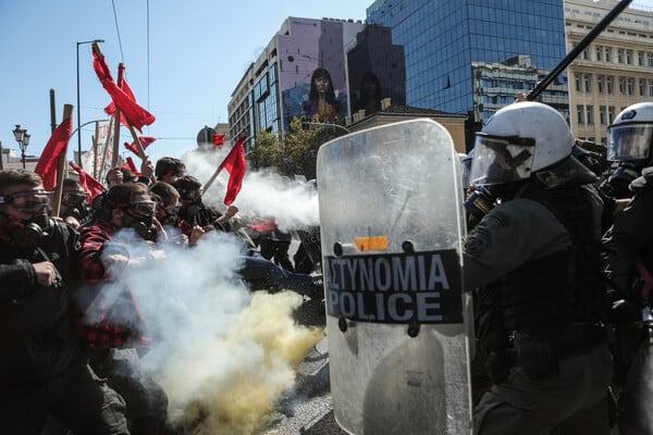 Ξύλο και χημικά σε διαδήλωση φοιτητών στα Προπύλαια