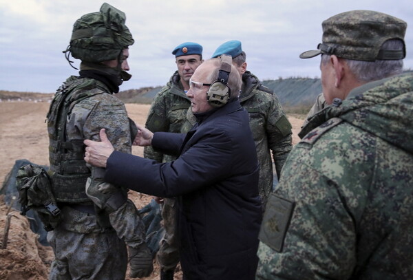 Επιθεώρηση Πούτιν σε πεδίο εκπαίδευσης – Έπεσε στο έδαφος και δοκίμασε τουφέκι ελεύθερου σκοπευτή