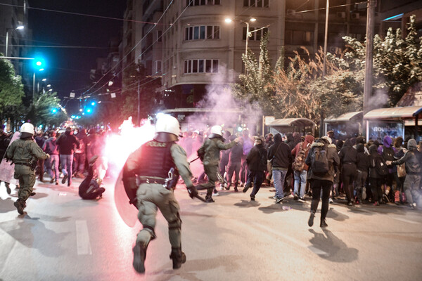 Επεισόδια στο κέντρο της Αθήνας: Χημικά και μολότοφ στην πορεία για την υπόθεση βιασμού στο ΑΤ Ομονοίας