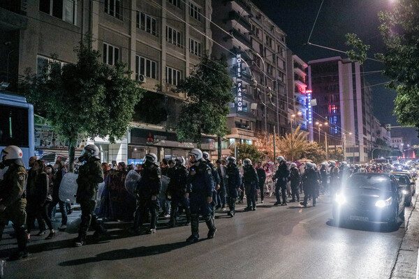 Μαζική πορεία στο κέντρο της Αθήνας για το βιασμό στο ΑΤ Ομόνοιας - Ένταση με αστυνομικές δυνάμεις