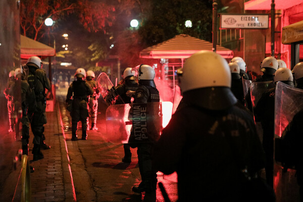 Μαζική πορεία στο κέντρο της Αθήνας για το βιασμό στο ΑΤ Ομόνοιας - Ένταση με αστυνομικές δυνάμεις