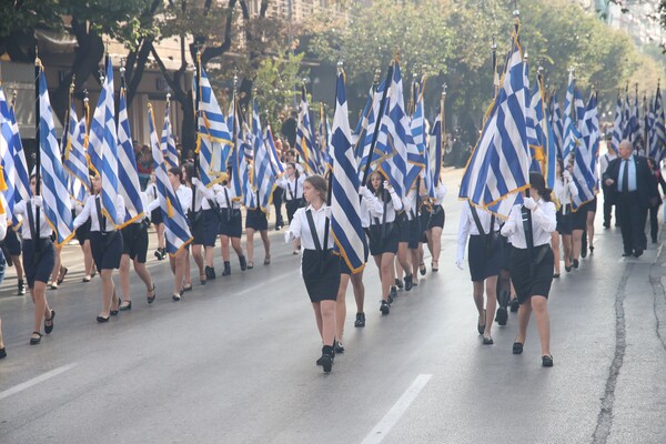 28η Οκτωβρίου: Η μαθητική παρέλαση της Θεσσαλονίκης σε εικόνες