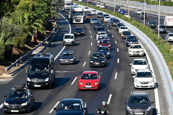 Αδειάζει η Αθήνα: Μποτιλιάρισμα σε διόδια και Εθνική Οδό- Ουρά 6 χιλιομέτρων στην Αττική Οδό