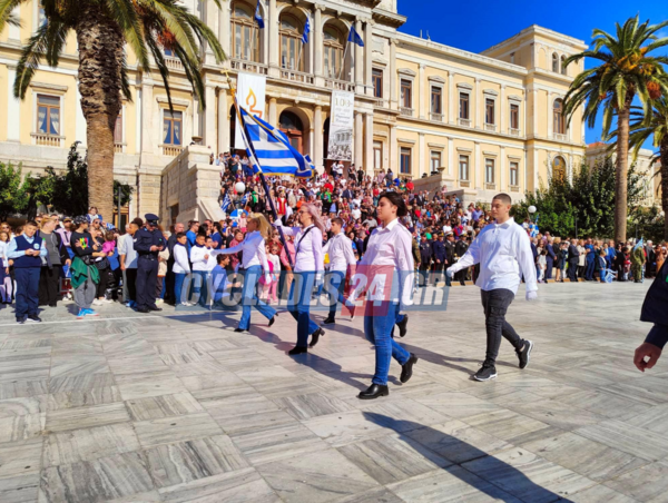 Χανιά: Έκανε παρέλαση με το μωρό της στην αγκαλιά της- Μητέρα σημαιοφόρος, γιος παραστάτης στη Σύρο 