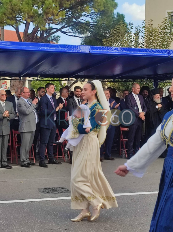 Χανιά: Έκανε παρέλαση με το μωρό της στην αγκαλιά της- Μητέρα σημαιοφόρος, γιος παραστάτης στη Σύρο 