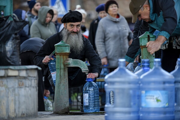 Πόλεμος στην Ουκρανία: Ουρές για μερικά μπουκάλια νερό κάνουν οι κάτοικοι του Κιέβου - Μετά τις ρωσικές επιδρομές 